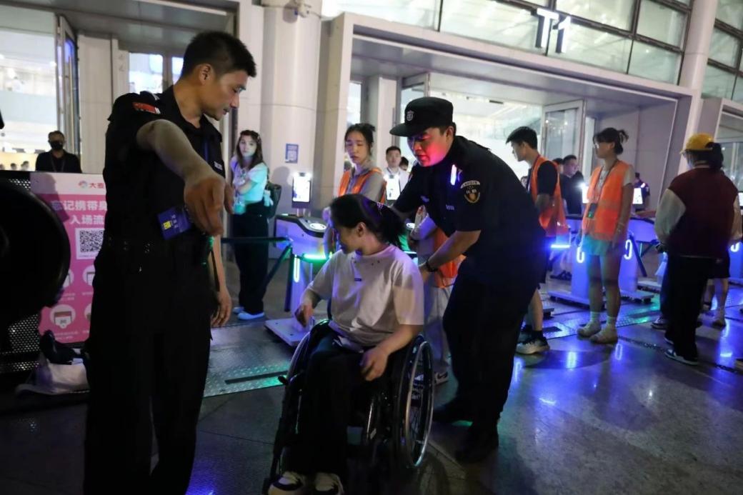 C:/Users/Administrator/Desktop/“安保鐵軍、硬核保障”2024系列報道四十二——南京市保安服務(wù)有限公司成功護(hù)航張碧晨「今兒個開心」十周年巡回演唱會南京站安保任務(wù)/5.jpg5