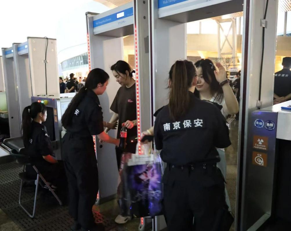 C:/Users/Administrator/Desktop/“安保鐵軍、硬核保障”2024系列報道四十二——南京市保安服務(wù)有限公司成功護(hù)航張碧晨「今兒個開心」十周年巡回演唱會南京站安保任務(wù)/2.jpg2